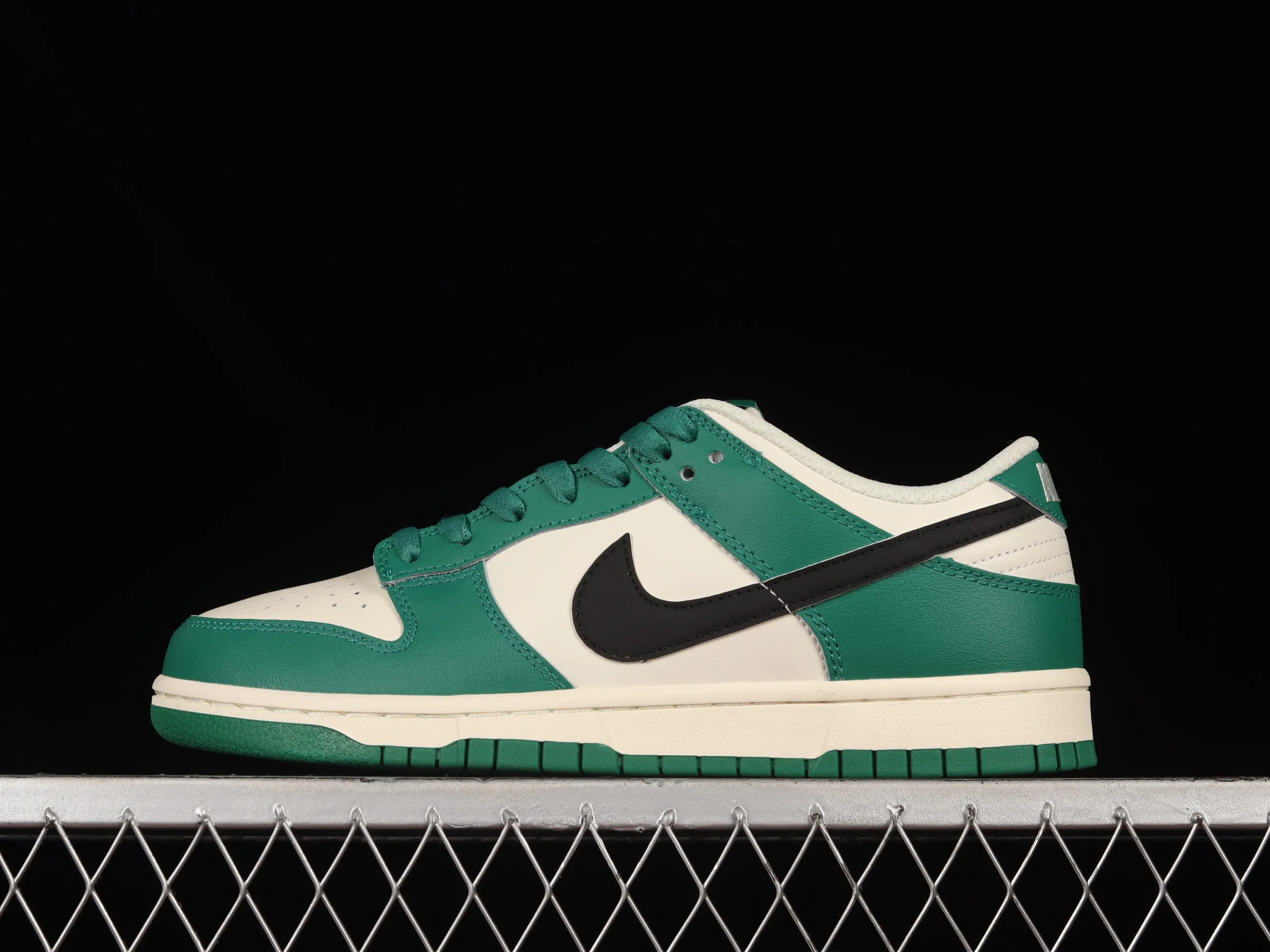 All categories Nk SB Dunk series Nk SB Dunk Low low-top sneakers F version special price Nk SB Dunk Low "Lottery" Heineken color SB smashing backboard fashion casual sneakers DR9654-100